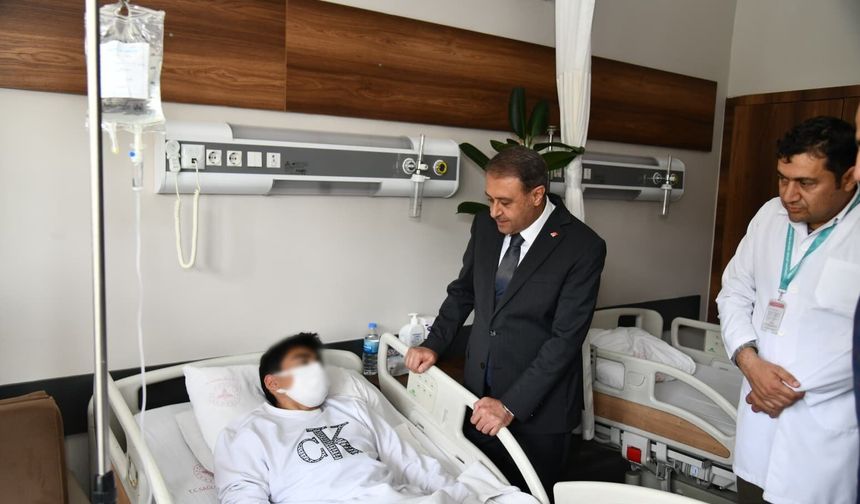 Vali Şıldak Yaralı Öğrencileri Ziyaret Etti