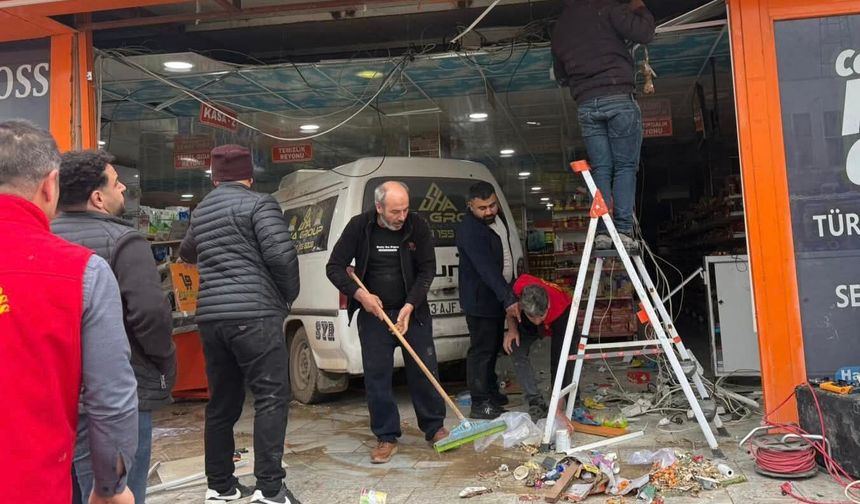 Harran’da Kontrolden Çıkan Araç Markete Daldı