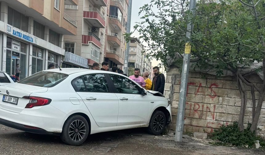 Viranşehir’de Kontrolden Çıkan Araç, Ev Duvarına Çarptı