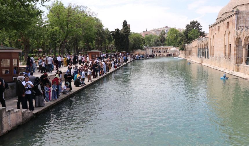 Tatil Fırsatı Balıklıgöl’e Taştı: Urfa’da Yoğunluk Rekor Kırdı