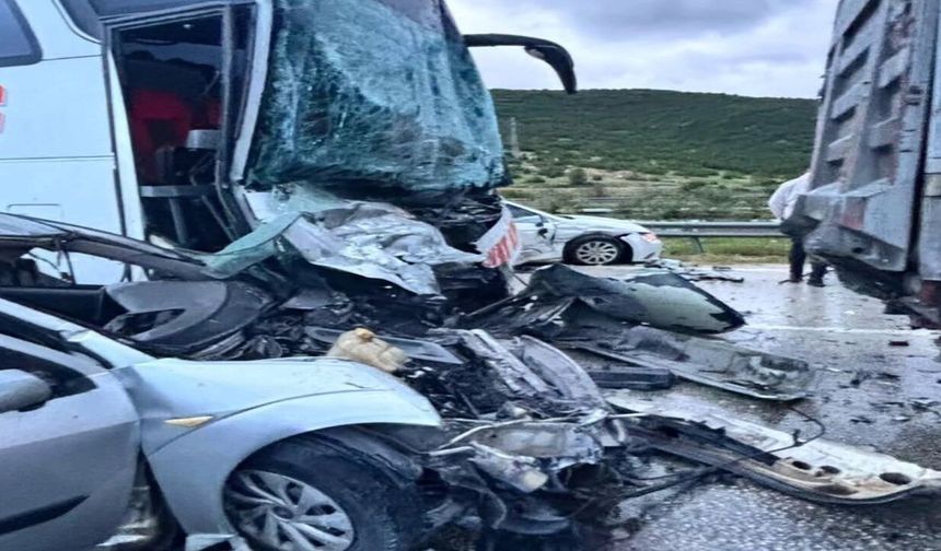 13 Araç Birbirine Girdi, Şanlıurfalı Genç Hayatını Kaybetti
