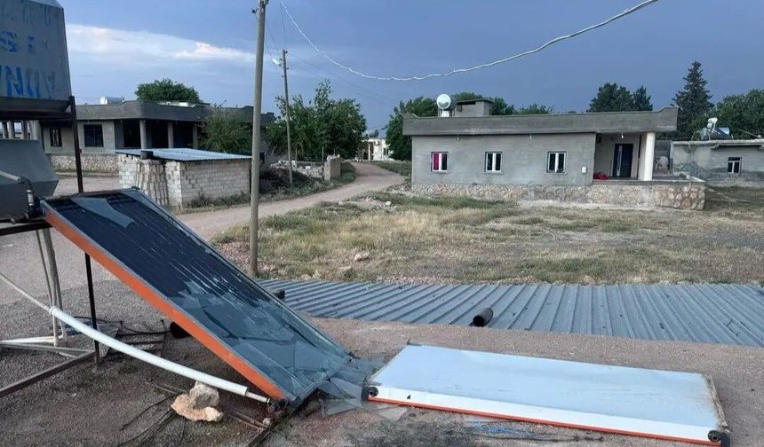Harran’da Korkutan Fırtına! Damdaki Sistem Yola Savruldu