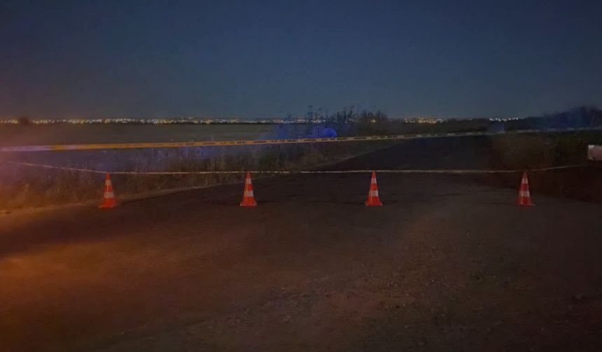 Harran’da mahalleler arasındaki yol geçici olarak ulaşıma kapatıldı