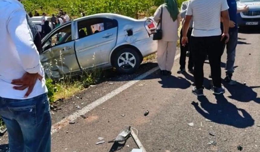 Halfeti’de İki Otomobil Kafa Kafaya Çarpıştı: 3 Yaralı