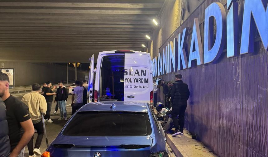 Köprülü Kavşakta Feci Kaza: İki Motosiklet Arızalı Araca Çarptı