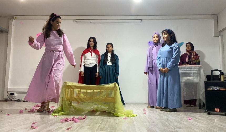 İngilizceyi Sahneye Taşıyan Gösteri Siverek’te Geleneğe Dönüştü