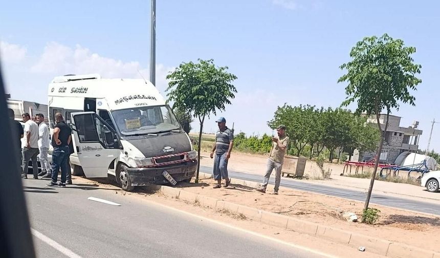 Akçakale Yolunda Kaza: Otomobil ile Minibüs Çarpıştı