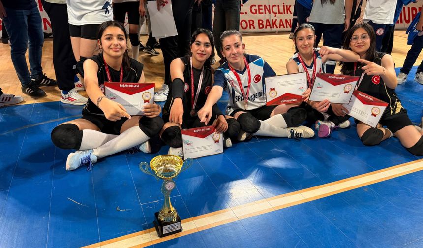 Şanlıurfa’da Kızlar Voleybolunda Zirve Siverek’in