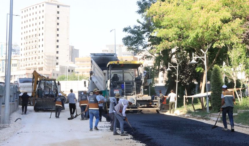 Büyükşehir, Akbayır Mahallesi’nde Yolları Sıcak Asfaltla Yeniliyor