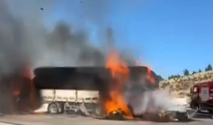 Şanlıurfa’da Feci Yangın! Saman Balyaları Alev Alev Yandı