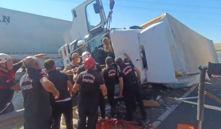 Şanlıurfa’da Feci Kaza! Tır Bariyerlere Saplandı, Sürücü Araçta Sıkıştı