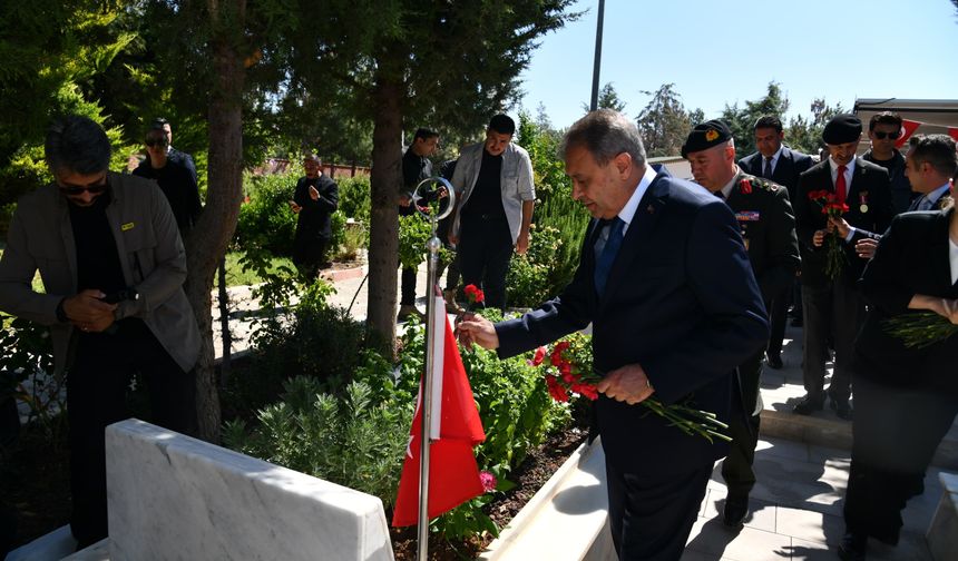 Şanlıurfa’da “Şanlı” Unvanının 42. Yılı! Şehitlikte Duygusal Tören