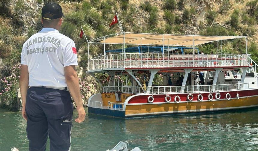 Halfeti’de Arızalanan Tur Teknesindeki Yolcuları Jandarma Kurtardı