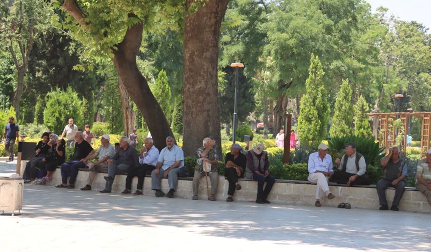 Kavurucu Sıcaklar Şanlıurfa'yı Vurdu! Vatandaşlar Serin Yer Arıyor
