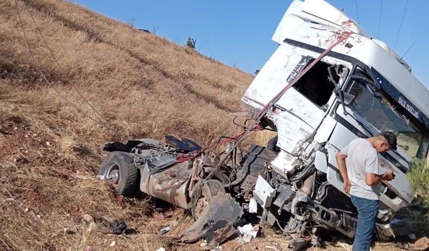 Şanlıurfa’da Feci Tır Kazası! Sürücü Ağır Yaralandı