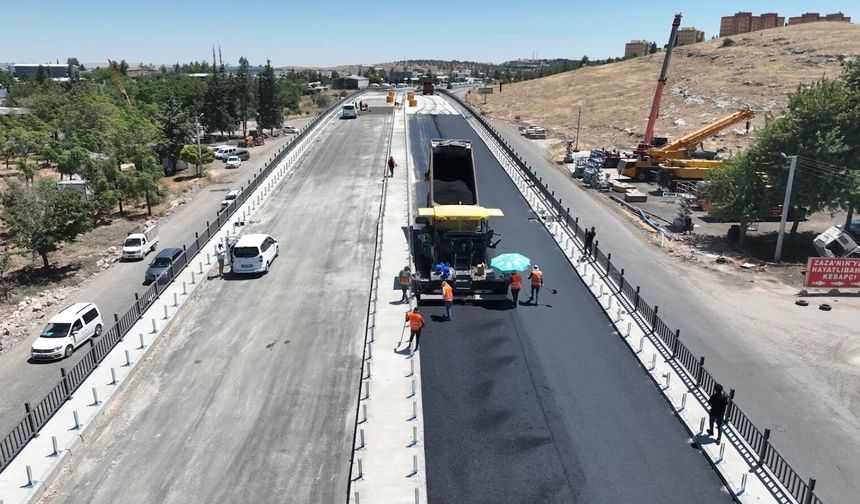 Evren Sanayi Sitesi Katlı Köprülü Kavşağı'nda Asfalt Serimi Devam Ediyor