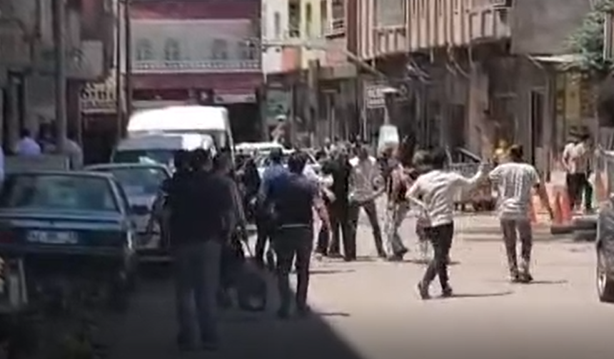 Şanlıurfa’da Kavga Anları Kamerada! Cadde Savaş Alanına Döndü