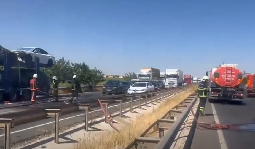 Viranşehir'de Otomobil Yüklü Tırda Yangın Çıktı