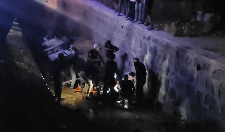 Şanlıurfa'da Otomobil Tahliye Kanalına Devrildi: 4 Yaralı