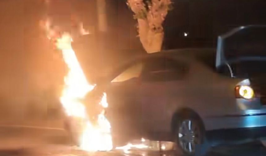 Şanlıurfa'da Seyir Halindeki Otomobil Alev Alev Yandı