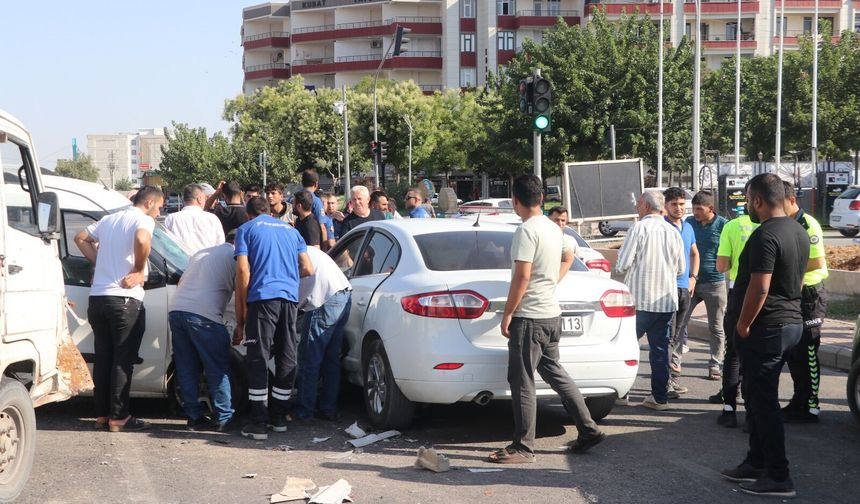 Şanlıurfa’da Feci Zincirleme Kaza! 5 Araç Birbirine Girdi, 7 Yaralı