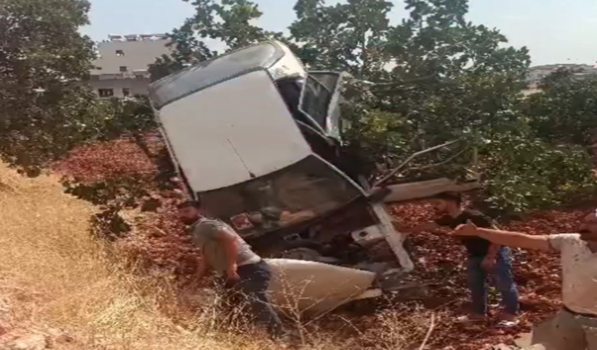 Halfeti’de Feci Kaza! Tarlaya Yuvarlanan Araç Ağaca Asılı Kaldı