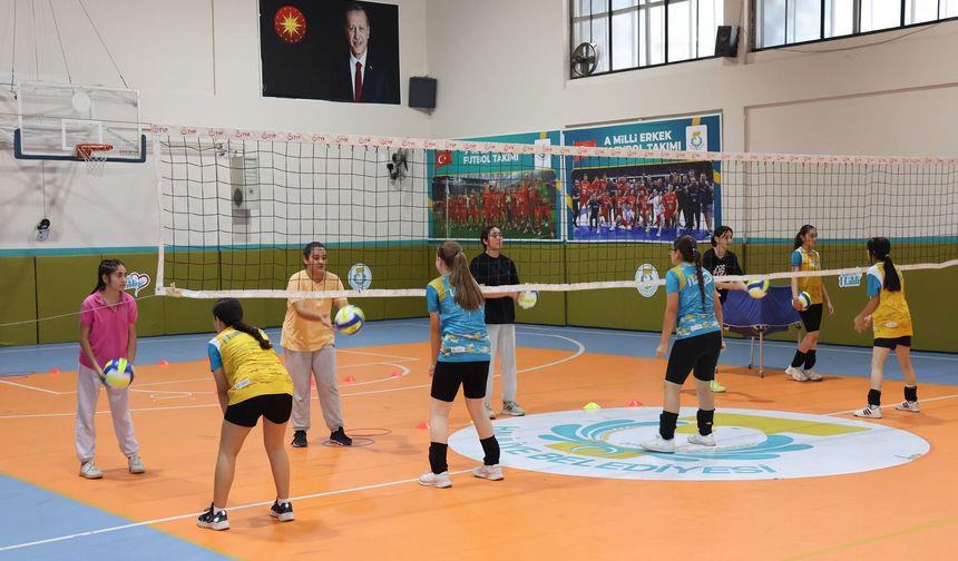 Haliliye'de Gençler Voleybol Kursunda Geleceğe Hazırlanıyor