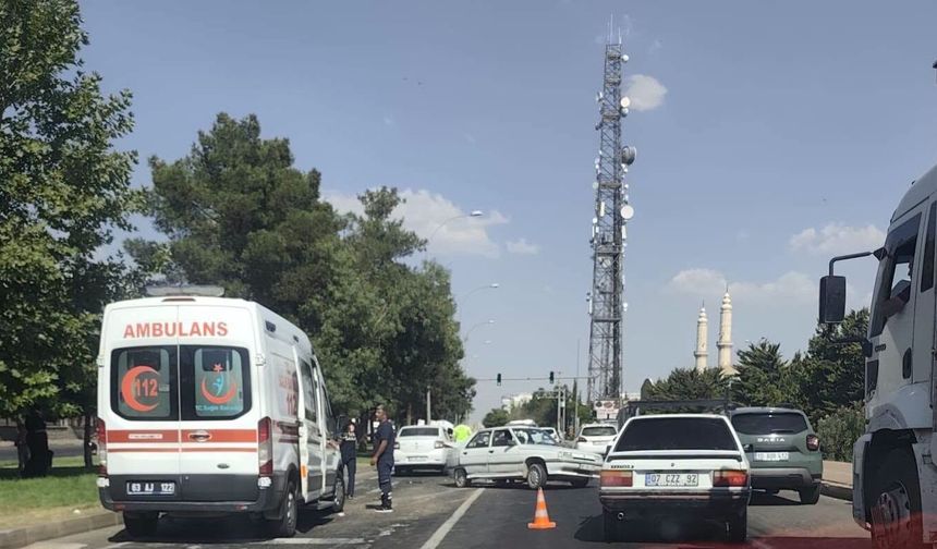 Viranşehir’de İki Araç Çarpıştı, 2 Kişi Yaralandı