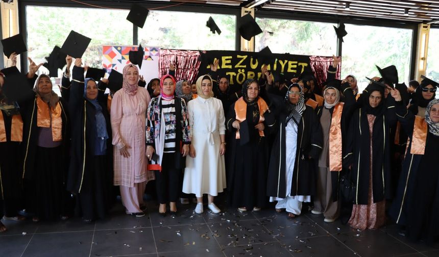 Okuma Yazma Öğrenen Anneler Mezuniyet Sevinci Yaşadı