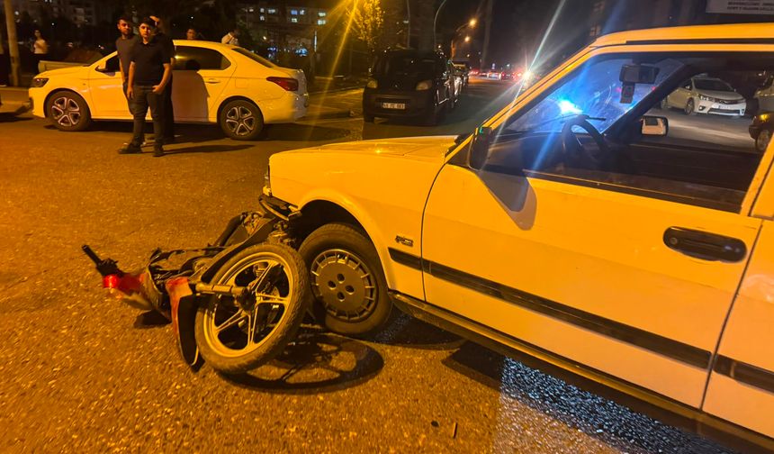 Birecik'te otomobil ile motosiklet çarpıştı