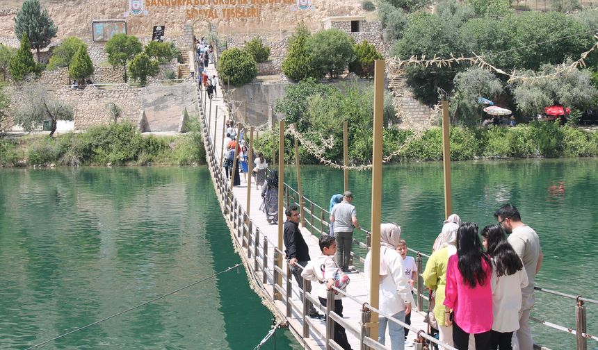 Kavurucu Sıcağa Aldırmadılar! Turistler Halfeti’ye Akın Etti
