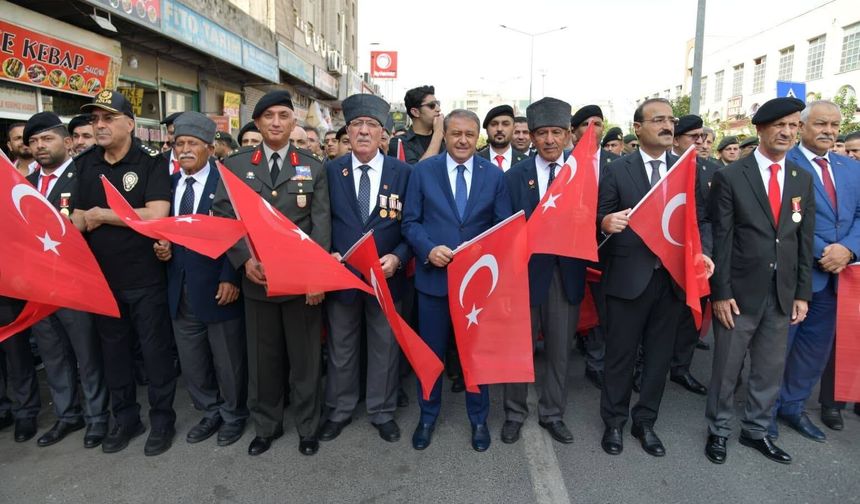 Şanlıurfa’da Anlamlı Kortej! Protokol ve Vatandaşlar Birlikte Yürüdü