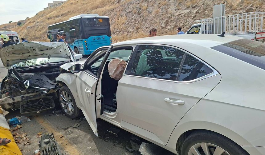 Şanlıurfa’da Feci Kaza! İki Otomobil Kafa Kafaya Çarpıştı