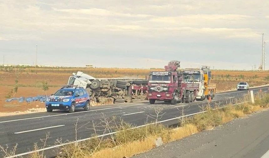 Şanlıurfa-Suruç yolunda korkutan kaza! Tır şarampole devrildi
