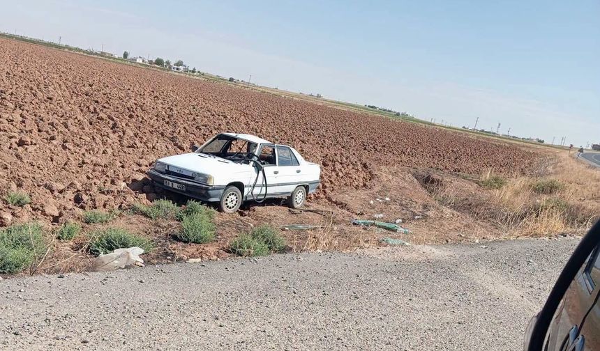 Açakale'de otomobil takla atıp tarlaya savruldu