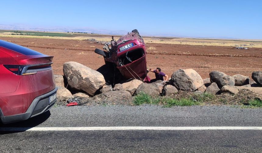 Hilvan’da Feci Kaza! Otomobil Şarampole Takla Atıp Ters Döndü