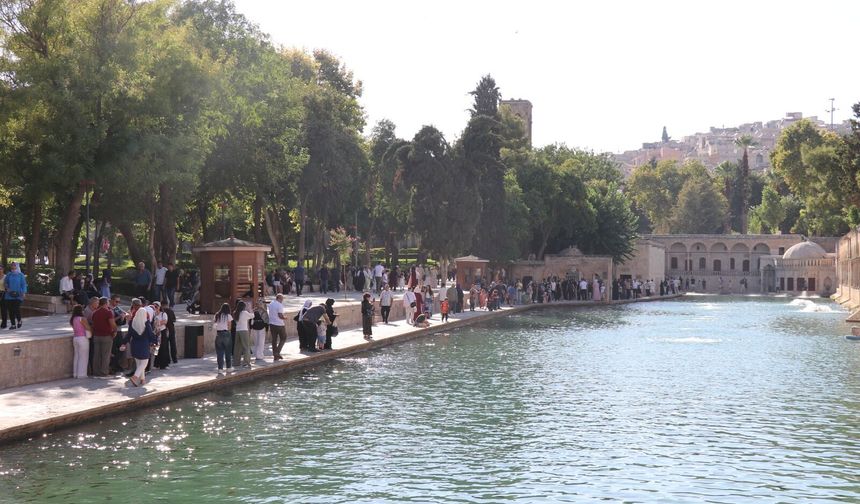 Balıklıgöl’de adım atacak yer kalmadı! Yerli turistler akın etti