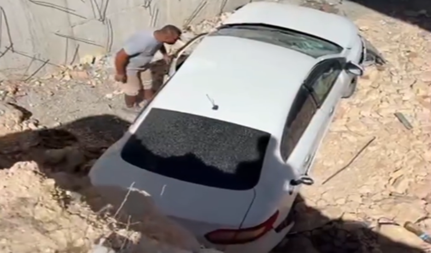 Şanlıurfa’da korkutan kaza! Otomobil köprülü kavşak inşaatına uçtu