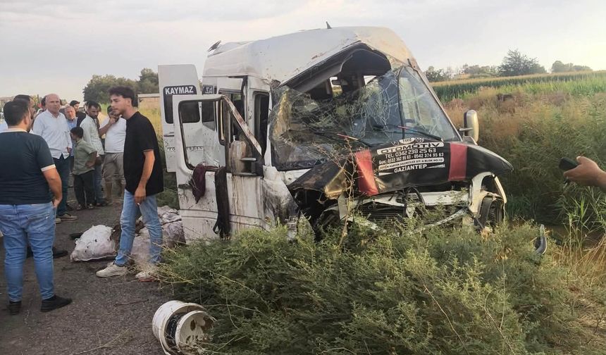 Akçakale’de minibüs sulama kanalına devrildi: 15 yaralı