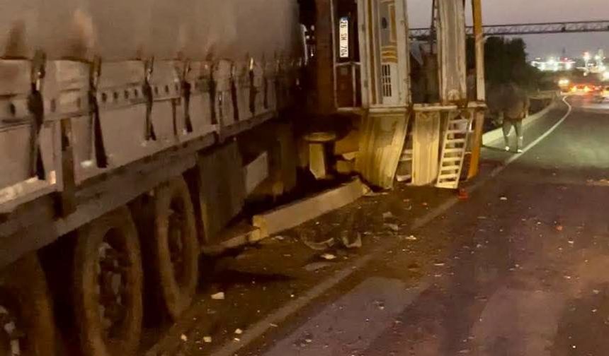 Biber Yüklü Kamyonet Tırla Çarpıştı: 4 Yaralı