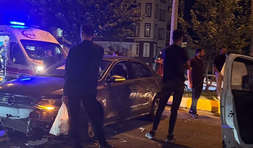 Şanlıurfa’da iki otomobil çarpıştı: 2 yaralı