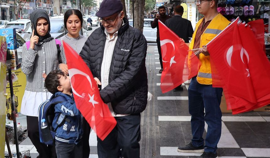 Haliliye Belediyesi’nden 29 Ekim’e Özel Bayrak Dağıtımı