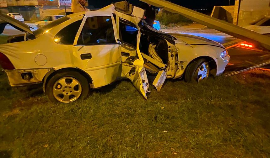 Akçakale’de Feci Çarpışma! Otomobil Hurdaya Döndü