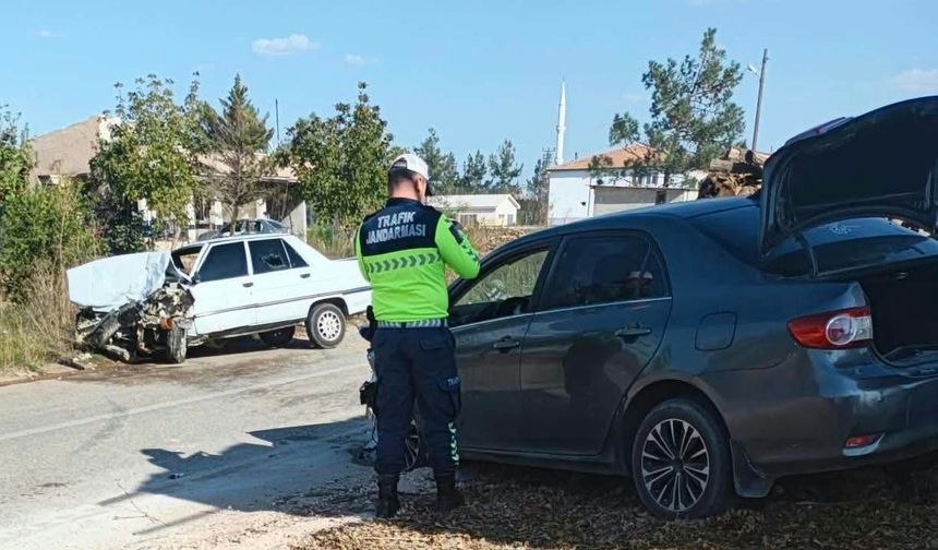 Şanlıurfa’da İki Otomobil Çarpıştı! 2 Sürücü Yaralandı
