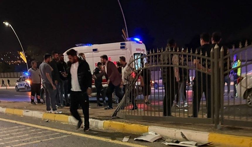 Şanlıurfa’da Korkutan Kaza! Biri Bariyere, Diğeri Direğe Çarptı: 3 Yaralı