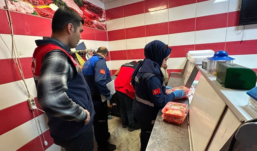 Şanlıurfa’da mide bulandıran görüntü! 170 kilo bozuk et ele geçirildi