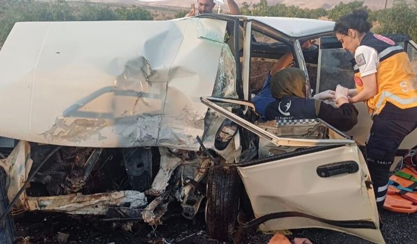 Birecik’te iki otomobil kafa kafaya çarpıştı: 1 ölü, 8 yaralı