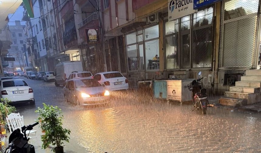 Şanlıurfa’da sağanak yağış ulaşımı olumsuz etkiledi