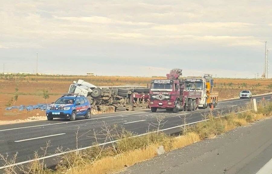 Şanlıurfa-Suruç yolunda korkutan kaza! Tır şarampole devrildi