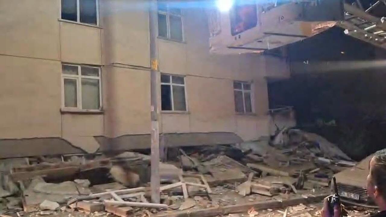 İstanbul’da Korkutan Olay! 7 Katlı Binanın 3 Katı Çöktü